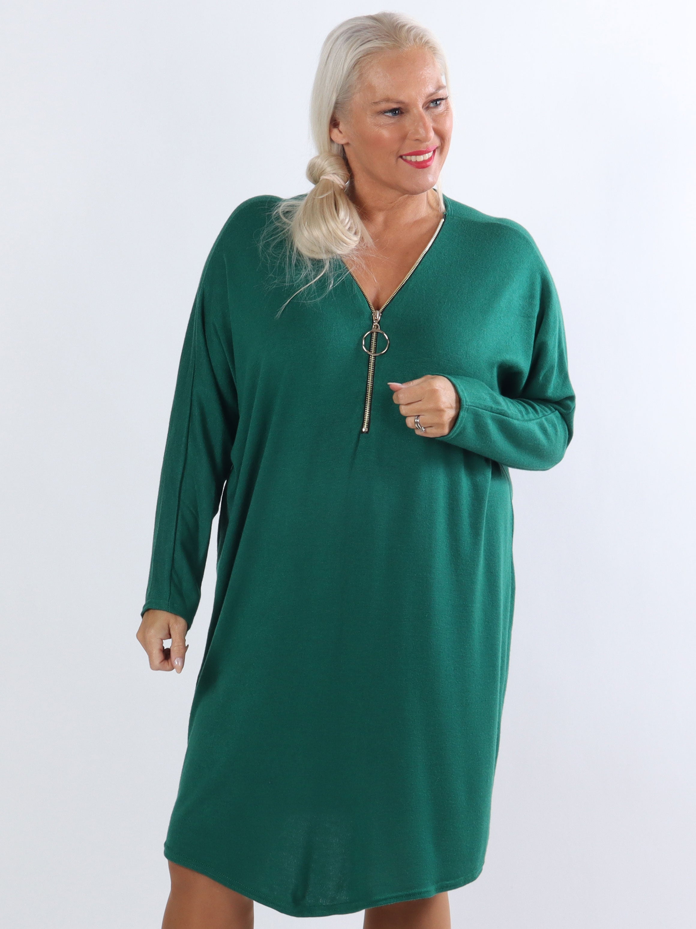 Filippa - Super blød plus size strikkjole med lynlås